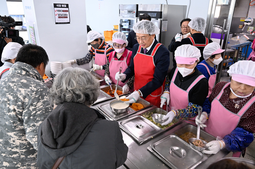 전진선 양평군수 노인복지관 배식 봉사
