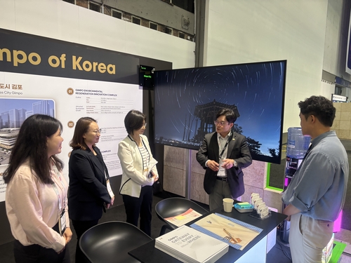 김병수 김포시장(가운데) 6일 2025 IFA 김포부스에 들러 공무원 격려