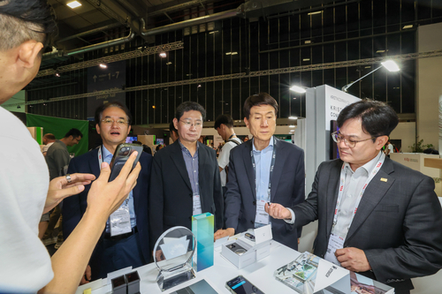 김병수 김포시장(오른쪽)  6일 2025 IFA 개최 현장 방문