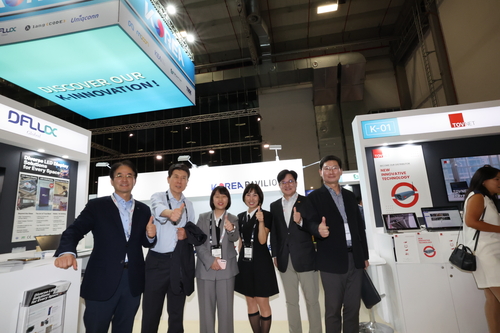 김병수 김포시장(왼쪽 다섯번째) 6일 2025 IFA 디플럭스 앞에서 기업인 응원