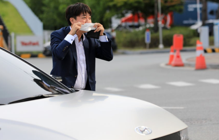 이준석  당시 국민의힘 대표가 2021년 9월 13일 오후 경기 이천시 마장면 쿠팡덕평물류센터 화재현장을 찾아 직접 몰고온 전기차에서 내리고 있다.