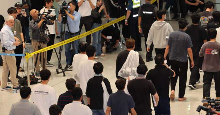 미국 이민당국에 의해 조지아주에 구금됐던 한국인 근로자들이 12일 인천국제공항 제2여객터미널 입국장을 나서고 있다