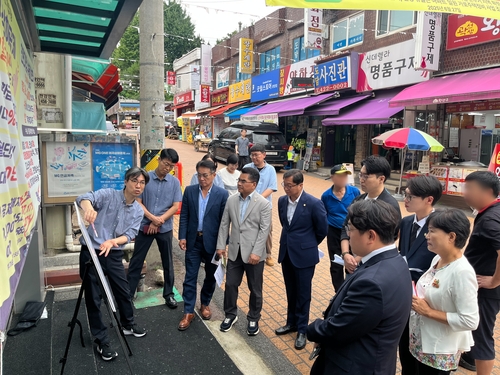 안양시의회 총무경제위원회 12일 관양시장 경관조명 조성부지 현장 점검
