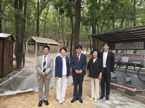 안양시의회 도시건설위원회 12일 안양예술공원 맨발산책길 조성 현장 및 벽천광장 정비 예정지 방문