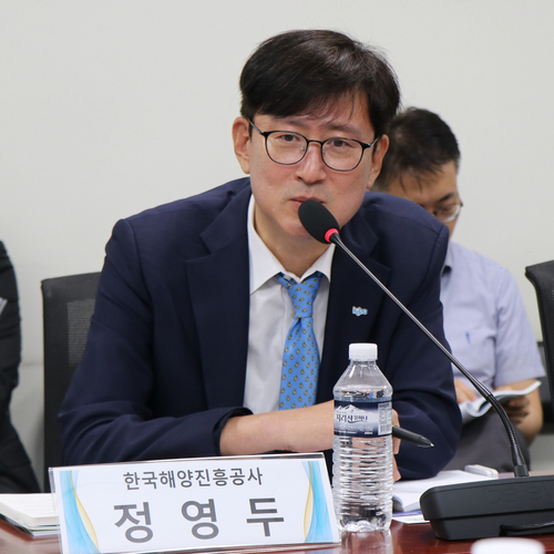 정영두 한국해양진흥공사 해상공급망기획단장이 '북극항로와 자원안보에 미치는 영향 세미나' 토론에 참석하고 있다. 사진= 송기우 기자