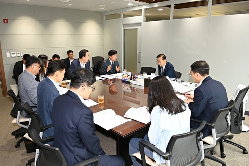 조용익 부천시장(뒷줄 오른쪽) 12일 김윤덕 국토교통부 장관에게 부천시 현안사업 해소 지원 건의