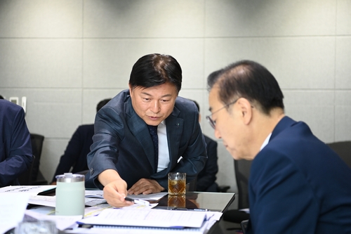 조용익 부천시장(왼쪽) 12일 김윤덕 국토교통부 장관에게 부천시 현안사업 해소 지원 건의