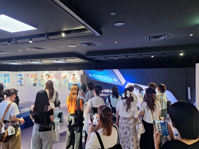 일본 도쿄 '갤럭시 하라주쿠' 1층 전시관에서 직원이 삼성전자 스마트폰 기능에 대해 설명하고 있다.