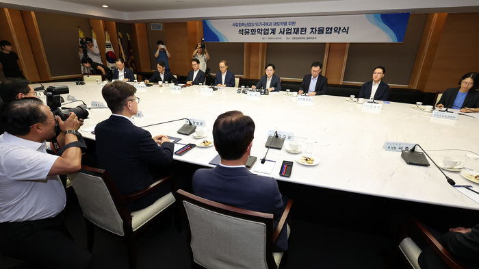 국내 석유화학 CEO들과 마주 앉은 김정관 장관