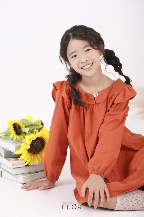 플로르 방송제작사, 2025 가을 화보 공개…김지아·김지유 모델이 전한 따뜻한 계절 감성