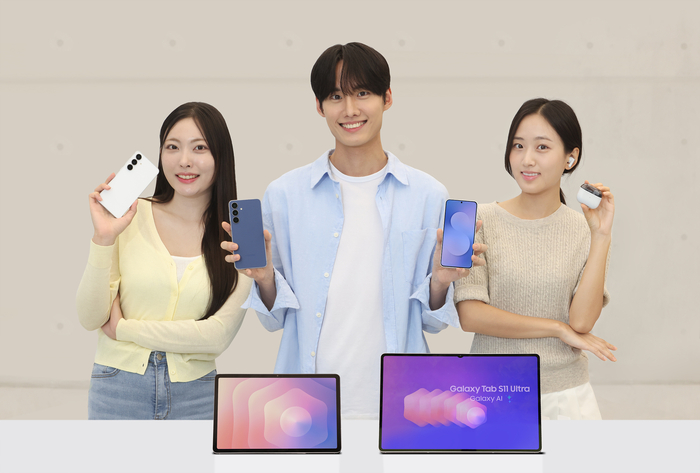 삼성전자 모델이 오는 19일 국내 출시하는 '갤럭시 S25 FE', '갤럭시 탭 S11 시리즈', '갤럭시 버즈3 FE'를 소개하는 모습.