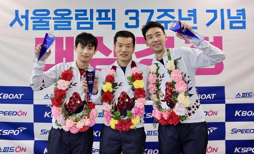 서울올림픽 37주년 기념 대상경정 입상 선수- 왼쪽부터 2위 박원규, 1위 김효년, 3위 조성인