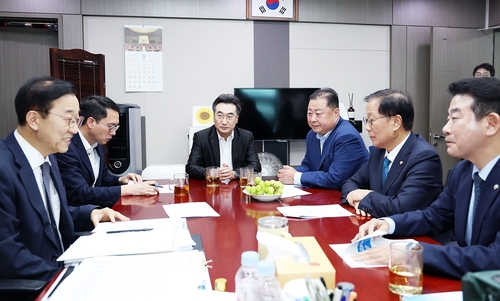 파주시 18일 국토교통부 장관에 '철도 염원 파주시민 10만인 서명부' 전달