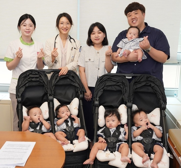 현재 주치의인 소아청소년과 윤영아 교수(왼쪽 두 번째)와 오둥이 가족. 사진=서울성모병원