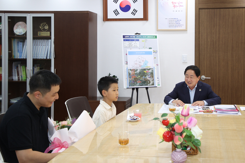 주광덕 남양주시장 19일 제40회 세계 청소년 바둑선수권대회 주니어부(U-12) 우승한 김정현 선수 격려