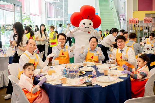 조성대 남양주시의회 의장(왼쪽 세번째) 18일 고액기부자 봉사활동 '한가위 송편 나눔' 참석