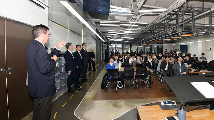 국민대 소프트웨어융합대학 수업에 참관하고 있는 AWS 임원진 (사진=국민대)