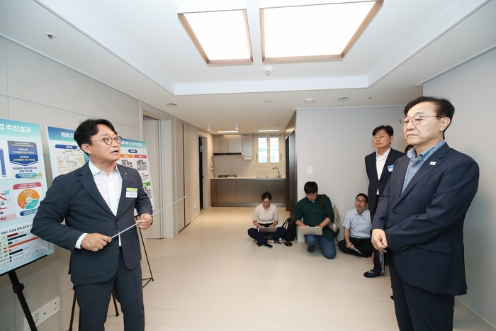 김윤덕 국토교통부 장관(오른쪽)