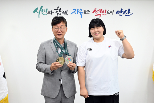 이민근 안산시장(왼쪽)-김하윤 유도선수