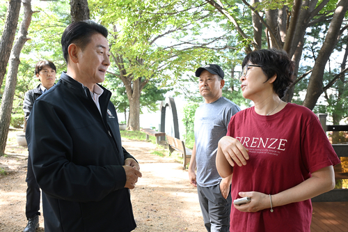 김동근 의정부시장 22일 신곡동 파크프라임아파트 일대에서 주민들이 제기한 생활 불편 사항 점검