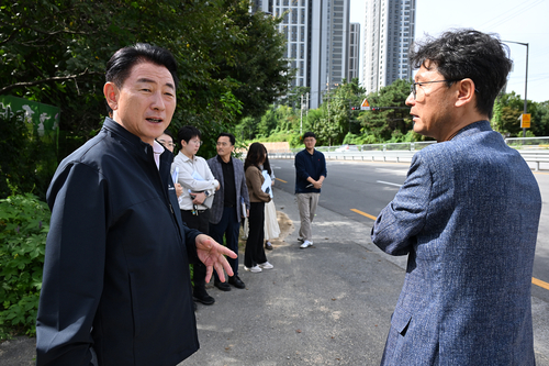 김동근 의정부시장 22일 신곡동 파크프라임아파트 일대에서 주민들이 제기한 생활 불편 사항 점검