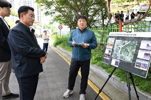 김동근 의정부시장 22일 신곡동 파크프라임아파트 일대에서 주민들이 제기한 생활 불편 사항 점검