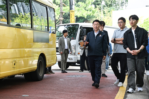 김동근 의정부시장 22일 신곡동 파크프라임아파트 일대에서 주민들이 제기한 생활 불편 사항 점검