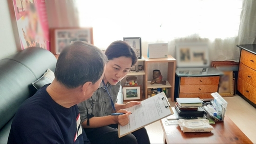 고양특례시 주거복지센터 담당자 공공임대주택 입주 가구 방문해 주거상향지원사업 만족도 조사 진행