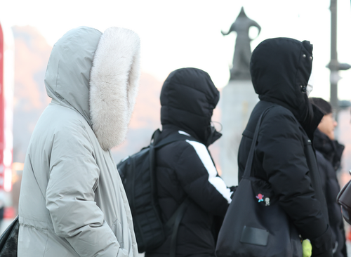 지난 1월 10일 서울 종로구 광화문광장 인근에서 시민들이 옷을 두껍게 입은 채 이동하고 있다. 연합뉴스