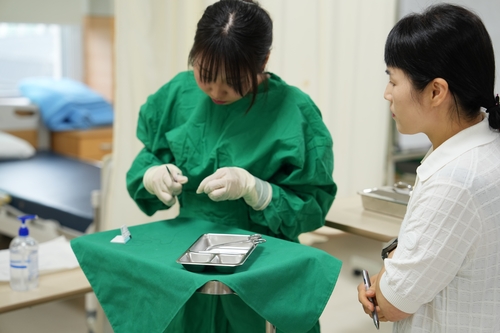 경복대학교 산-학 협약 기업인 바노바기성형외과 심상은 부장 16일 의료미용학과 졸업인증 평가에서 '성형수술 매니저 마스터클래스' 심사
