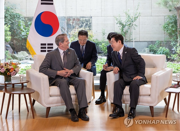 이재명 대통령이 24일(현지시간) 미국 뉴욕에서 스콧 베선트 미 재무장관과 만났다.