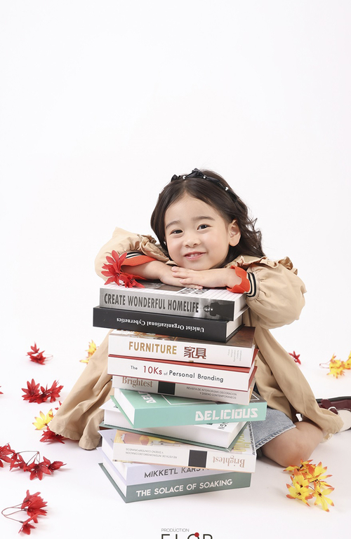 플로르 방송제작사, 2025 가을 화보 공개…박지율·배유나 모델과 함께한 따뜻한 계절 감성