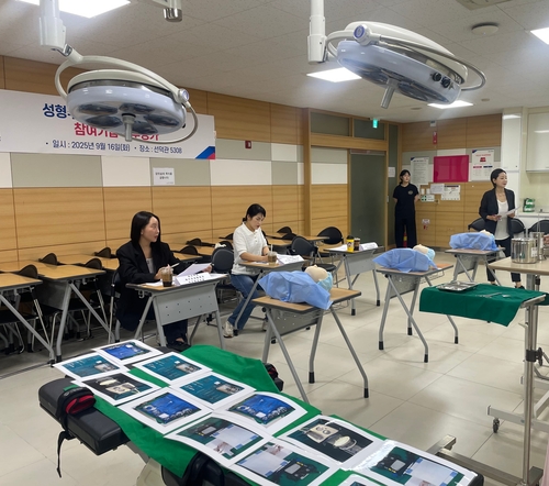 산-학 협약 기업 실무자들 16일 경복대학교 의료미용학과 졸업인증 평가에서 '성형수술 매니저 마스터클래스' 심사