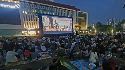 부천시청 잔디광장에서 열린 '오픈시네마' 현장