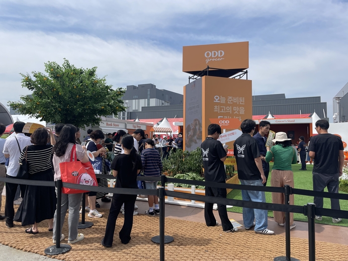 26일 전북 익산 하림 퍼스트키친에서 열린 'NS푸드페스타 2025 in 익산' 내 '오드그로서' 브랜드존에서 방문객들이 대기줄을 서고 있다. 사진=조하니