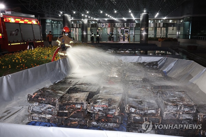 대전 유성구 국가정보자원관리원 화재 현장에서 소화 수조에 담긴 불에 탄 리튬이온 배터리에 소방대원이 물을 뿌리고 있다. 연합뉴스.