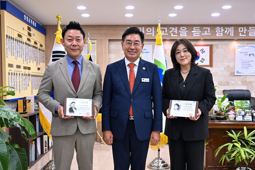 양평군 29일 홍보대사 위촉- 좌로부터 이존의 예능인-전진선 양평군수-박지예 뮤지컬 배우