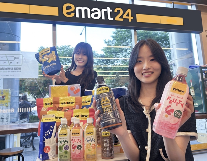모델들이 오는 10월 1일 이마트24가 출시하는 신규 자체 브랜드(PL) '옐로우' 상품을 소개하고 있다. 사진=이마트24