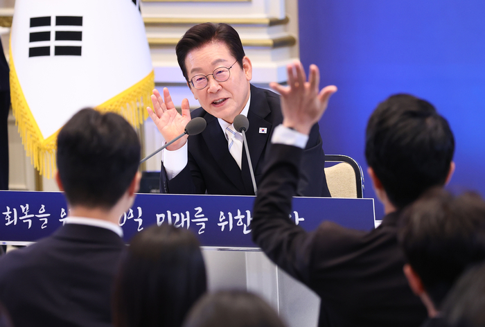 취재진 질문 받는 이재명 대통령