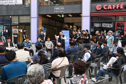 한 시민 29일 부천역 피노키오 광장에서 열린 '틈만나면, 현장속으로'에서 발언