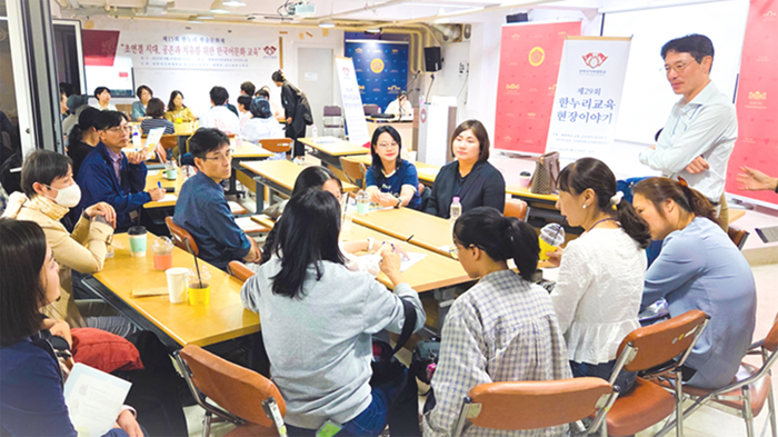 ▲ 특강 이후 국내·국외 분과로 나뉘어 진행된 네트워킹에서 참가자들이 멘토와 질의응답을 나누고 있다.