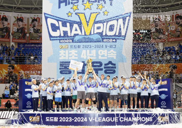도드람배 2023-2024 V-리그 경기장에서 인천 대한항공 점보스 선수들이 4년 연속 통합 우승 기념 사진을 촬영하는 모습. 사진=대한항공 제공
