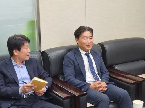 김운남 고양특례시의회 의장(오른쪽) 1일 고양상공회의소에서 이상헌 회장 등과 간담회 운영