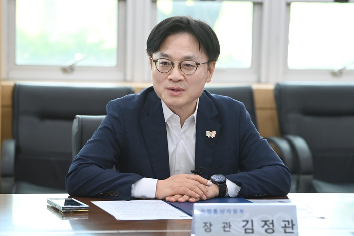 김정관 장관, 석유화학기업 사업재편 간담회 주재