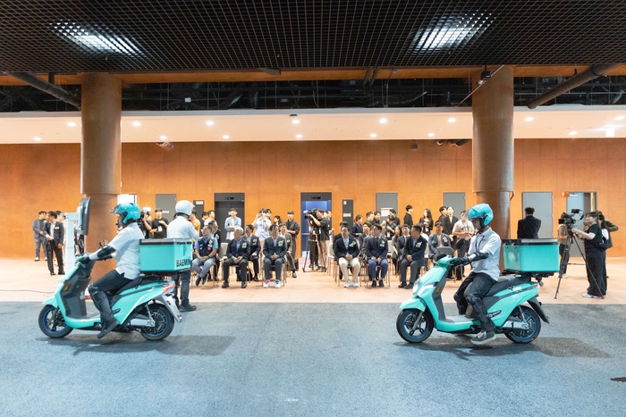지난 달 19일 열린 경기 하남시  배민라이더스쿨 개관 기념식에서 이륜차 교육 전문 강사들이 참석자를 대상으로 안전 교육 시연을 하고 있다. 사진=우