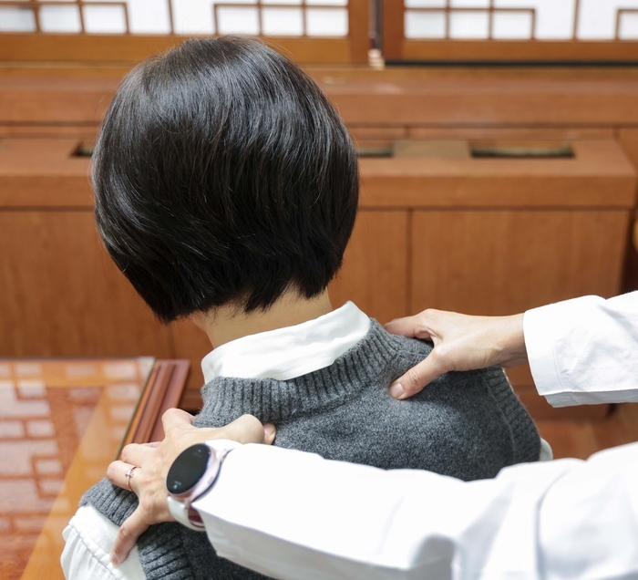 경희대한방병원 송미연 교수 견정혈 지압을 시연하고 있다. 사진=경희대한방병원