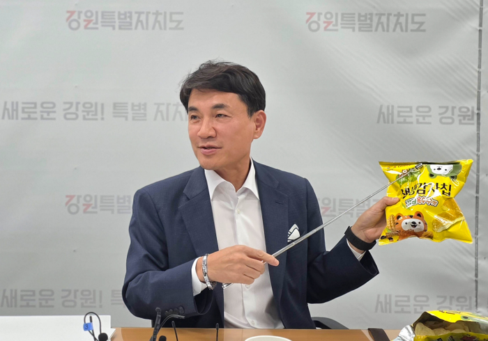 도 대표 캐릭터 '강원이·특별이'를 활용한 지역 상생 상품 '강원 옥수수맛 생생감자칩(강원감자칩)'을 전국에 출시