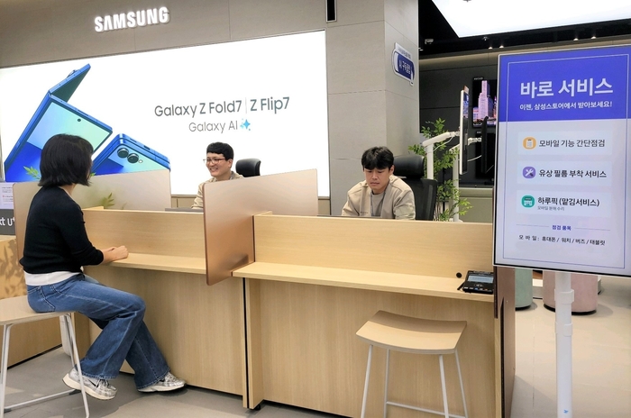 더현대 서울에서 삼성전자서비스 엔지니어가 '바로 서비스'를 제공하는 모습.
