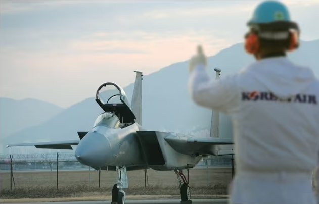 창정비를 마치고 출고되는 미군 F-15 전투기를 향해 대한항공 김해 테크센터 직원이 엄지 손가락을 들어보이고 있다. 사진=대한항공 제공