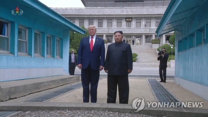북한 기록영화가 소개한 판문점 북미정상회동. [사진=연합뉴스]